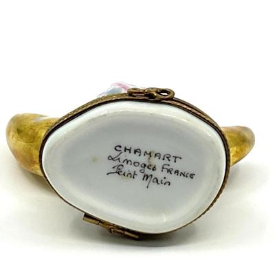 Sale Photo Thumbnail #327: Signed on bottom Chahart
Measurements:
2.5" in height, 3" in width