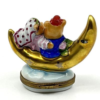 Sale Photo Thumbnail #325: Signed on bottom Chahart
Measurements:
2.5" in height, 3" in width