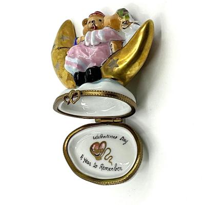 Sale Photo Thumbnail #326: Signed on bottom Chahart
Measurements:
2.5" in height, 3" in width