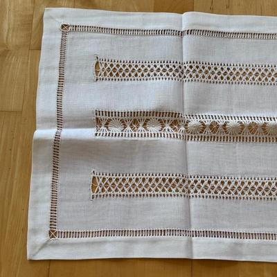 Collection of Table Linens and Placemats (FP-DZ)