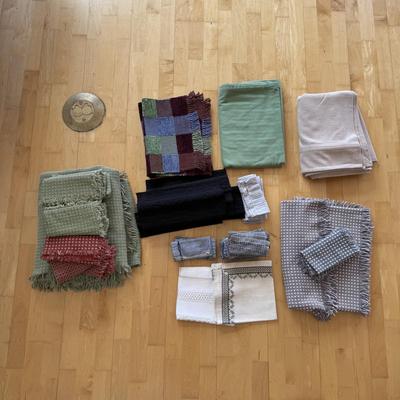 Collection of Table Linens and Placemats (FP-DZ)