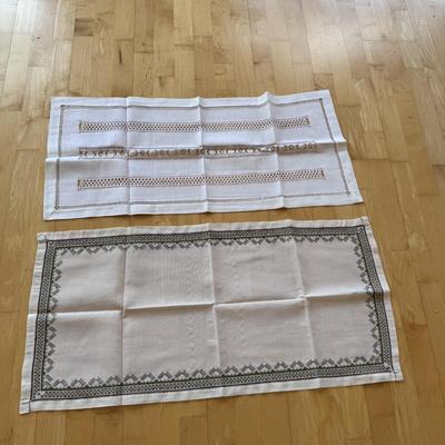 Collection of Table Linens and Placemats (FP-DZ)