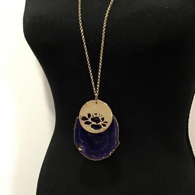 Beautiful, gold, toned, large, sliced agate gold gilding on sides beautiful necklace