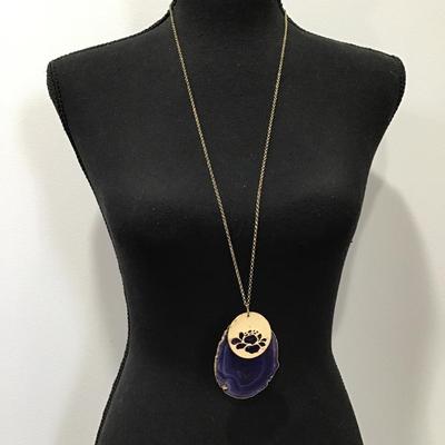 Beautiful, gold, toned, large, sliced agate gold gilding on sides beautiful necklace