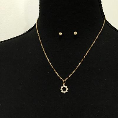 Beautiful vintage, rhinestone necklace and matching stud earrings set