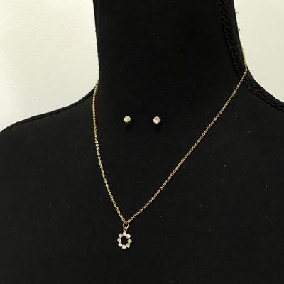 Beautiful vintage, rhinestone necklace and matching stud earrings set