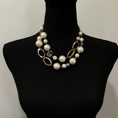 Chunky gold, toned bow, pearl, faceted, glass beaded necklace