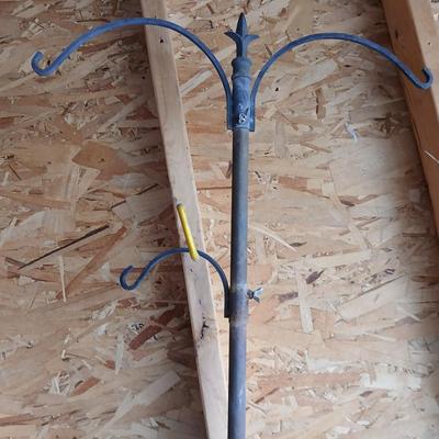 Garden Utility Lot – Plastic net Fencing, Tomato Cages, Planters & Supports Flowerpots