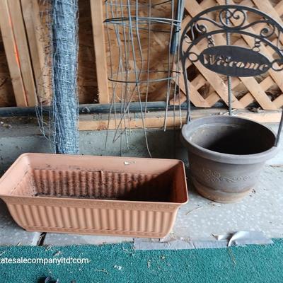 Garden Utility Lot – Plastic net Fencing, Tomato Cages, Planters & Supports Flowerpots