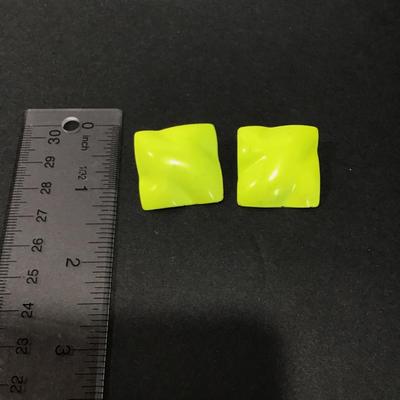 Super cool, vintage highlighter, green square studded earrings