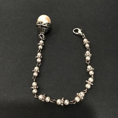 Cute faux pearl bracelet