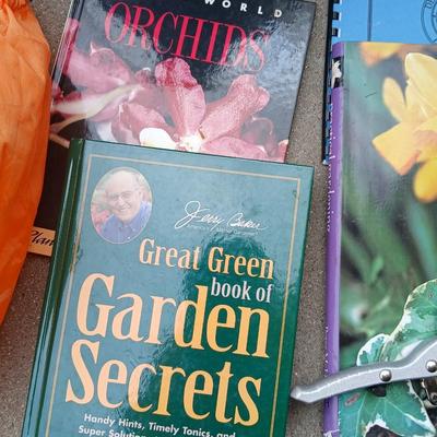 Gardener’s Lot – Tools, Books & More