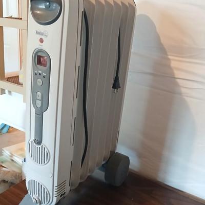 Lot of Two Holmes Space Heaters – Tower oil & Ceramic Models