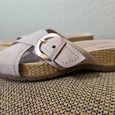 2 Women’s Comfort Sandals – Clarks Collection & Earth Origins