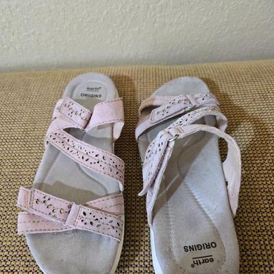 2 Women’s Comfort Sandals – Clarks Collection & Earth Origins
