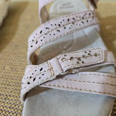 2 Women’s Comfort Sandals – Clarks Collection & Earth Origins