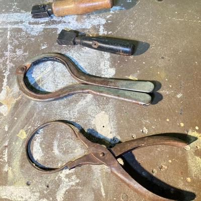 LOT 391: Vintage Tools, Reed's Pecan Nut Cracker and Star-Rite Electric Massager