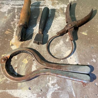 LOT 391: Vintage Tools, Reed's Pecan Nut Cracker and Star-Rite Electric Massager