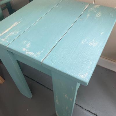 Teal table with peach decor