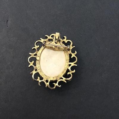 Vintage oval antiqued gold tone 3d textured petals pin brooch