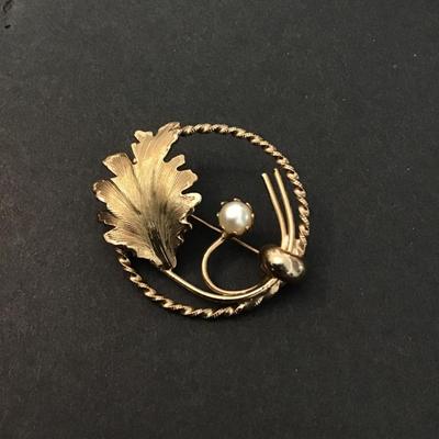 Vintage Gold tone leaf faux pearl brooch