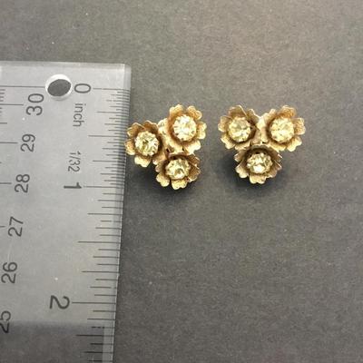 Vintage flower rhinestone clip on earrings