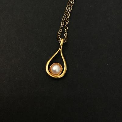 Vintage Gold tone faux pearl necklace
