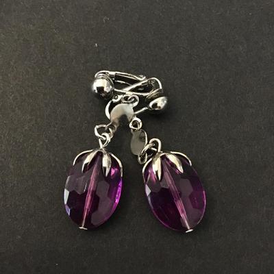 Cute vintage Sarah Coventry grape glass colored dangle clip on earrings