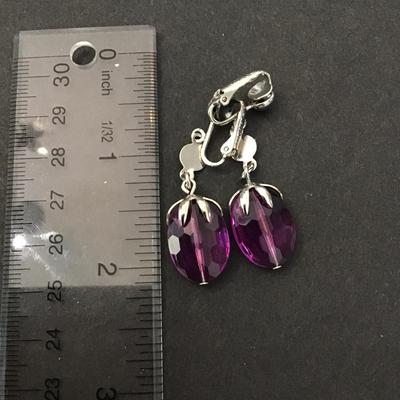 Cute vintage Sarah Coventry grape glass colored dangle clip on earrings