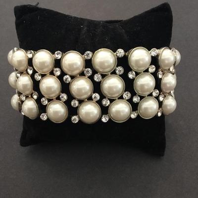 Vintage faux pearl stretch bracelet