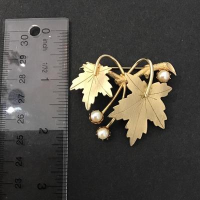 Vintage Sarah Coventry Gold tone leaf brooch