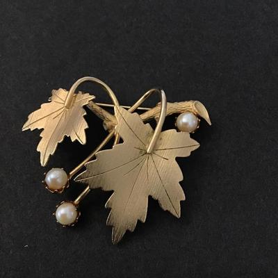 Vintage Sarah Coventry Gold tone leaf brooch