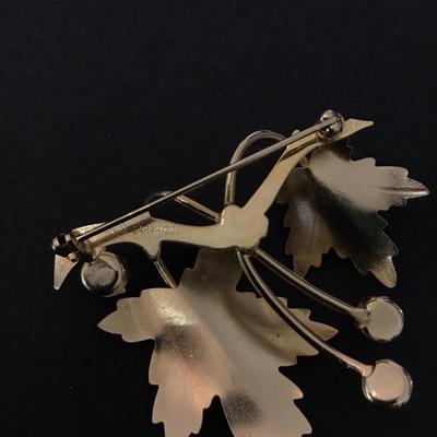 Vintage Sarah Coventry Gold tone leaf brooch