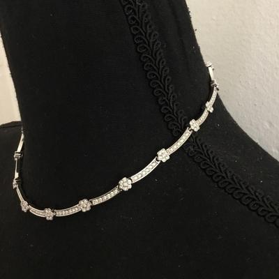 Beautiful vintage Silver tone flower, rhinestone collar necklace