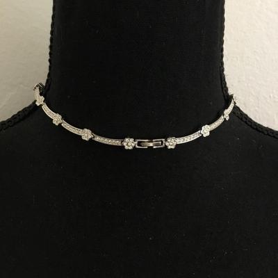 Beautiful vintage Silver tone flower, rhinestone collar necklace