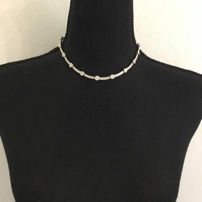 Beautiful vintage Silver tone flower, rhinestone collar necklace
