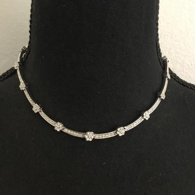 Beautiful vintage Silver tone flower, rhinestone collar necklace