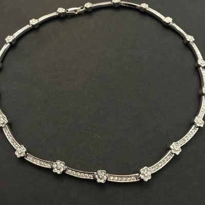 Beautiful vintage Silver tone flower, rhinestone collar necklace