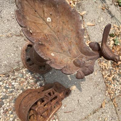 Small leaf with bird and pulley