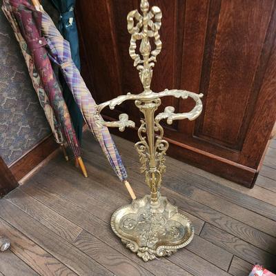 Vintage Heavy Metal Umbrella Stand w 4 Umbrellas