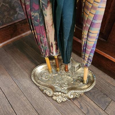 Vintage Heavy Metal Umbrella Stand w 4 Umbrellas