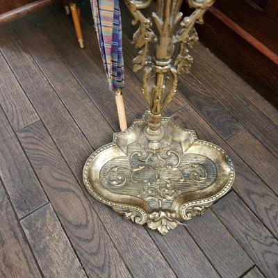Vintage Heavy Metal Umbrella Stand w 4 Umbrellas