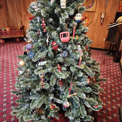 6 Foot Christmas Tree W Lights & Vintage Decorations