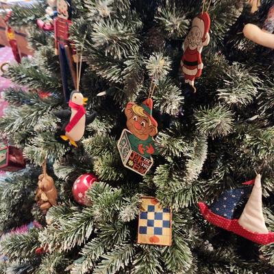 6 Foot Christmas Tree W Lights & Vintage Decorations