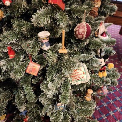 6 Foot Christmas Tree W Lights & Vintage Decorations