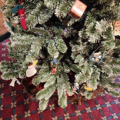 6 Foot Christmas Tree W Lights & Vintage Decorations