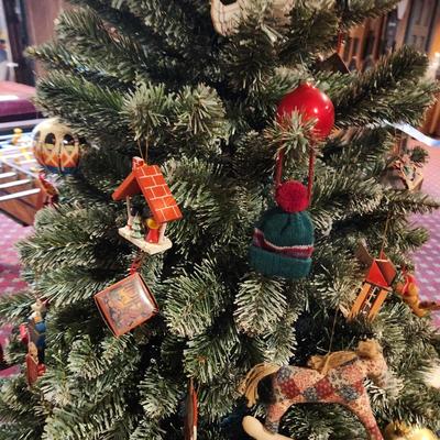 6 Foot Christmas Tree W Lights & Vintage Decorations