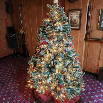 6 Foot Christmas Tree W Lights & Vintage Decorations