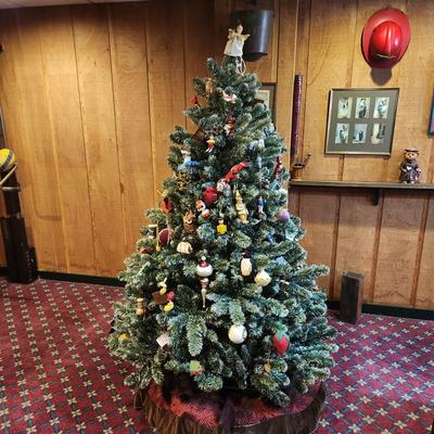 6 Foot Christmas Tree W Lights & Vintage Decorations