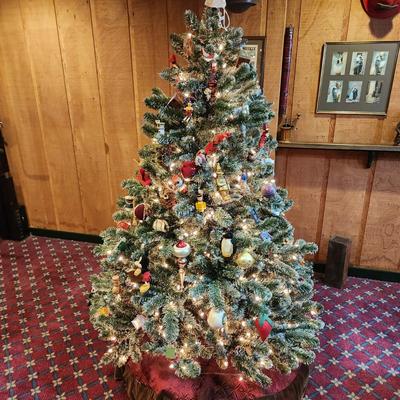 6 Foot Christmas Tree W Lights & Vintage Decorations